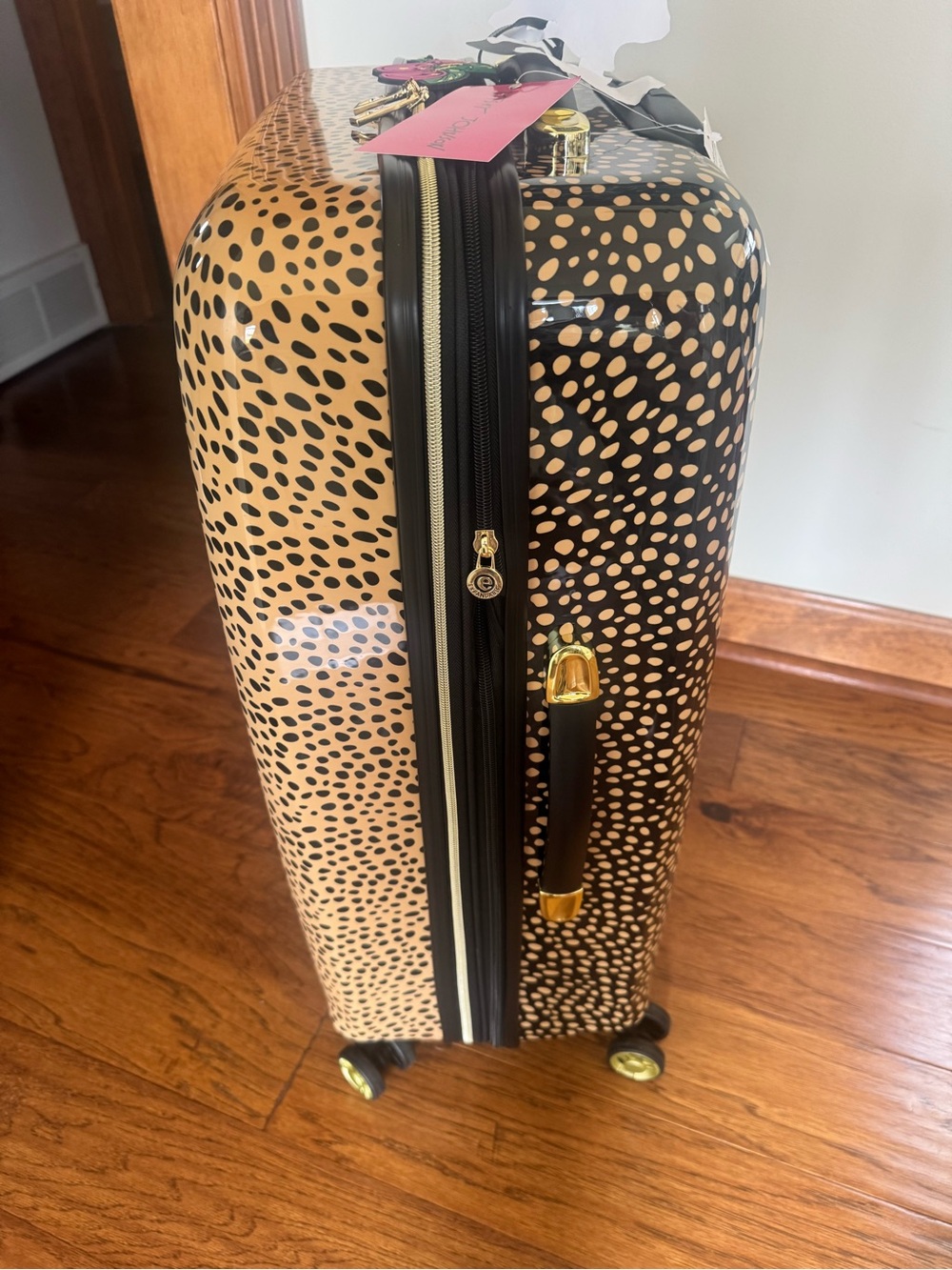 BETSEY JOHNSON “MARKET DOT” COLLECTION HARD SIDE CAMEL/ BLACK ROLLING LUGGAGE - Picture 4 of 10